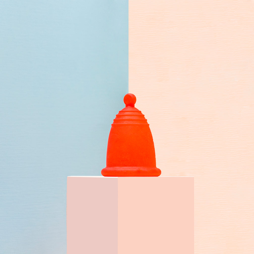 Una copa menstrual roja en tallas especiales: chica, mediana y grande