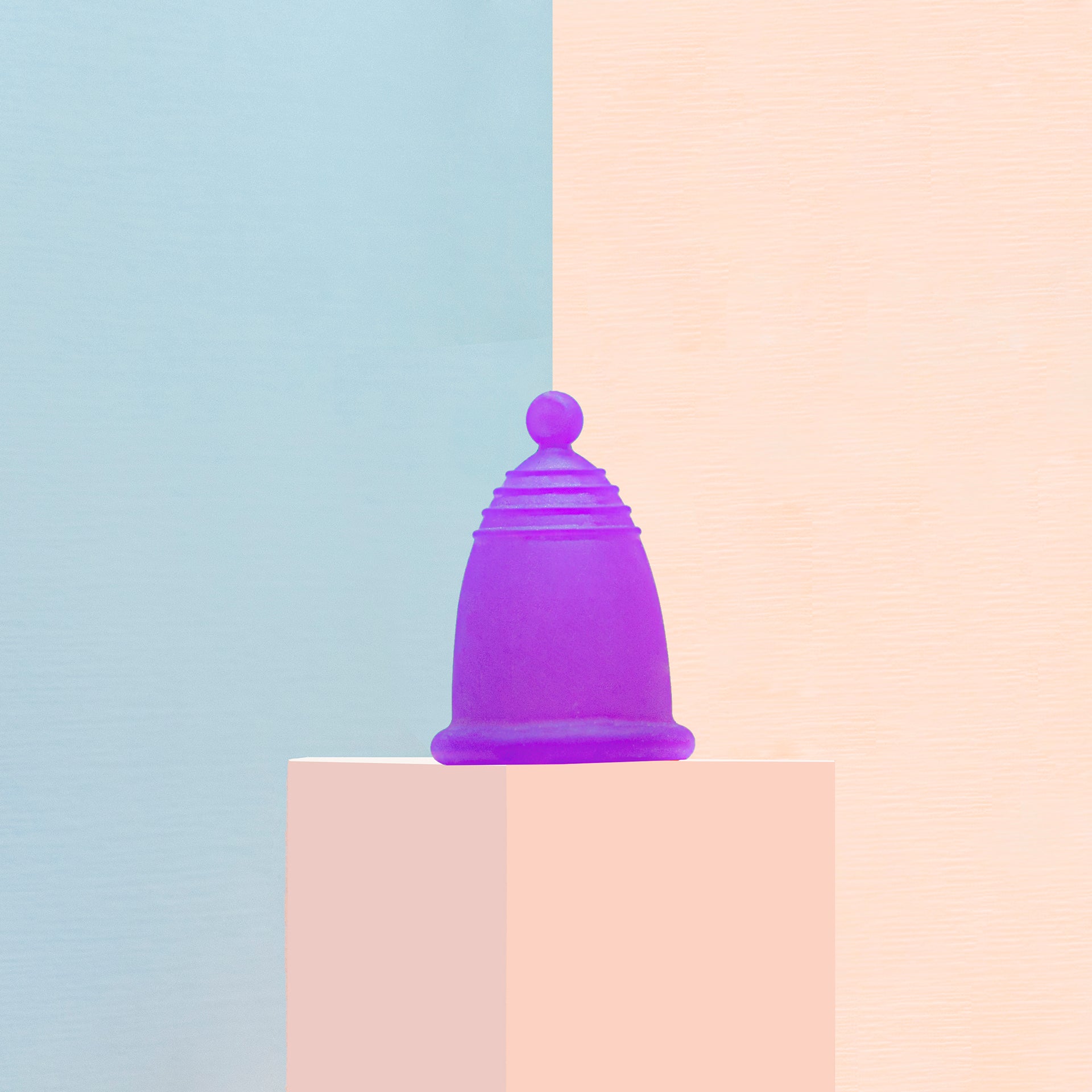 Una copa menstrual morada en tallas especiales: chica, mediana y grande