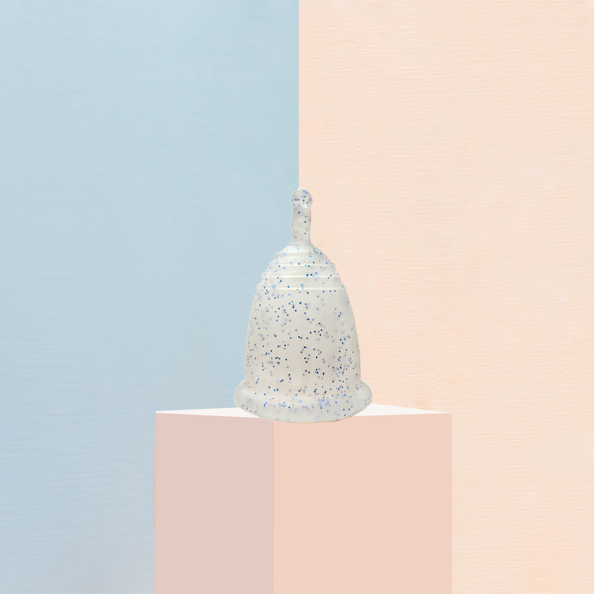 Una copa menstrual galáctica en tallas especiales: chica, mediana y grande 