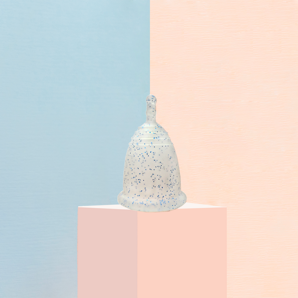 Una copa menstrual galáctica en tallas especiales: chica, mediana y grande 